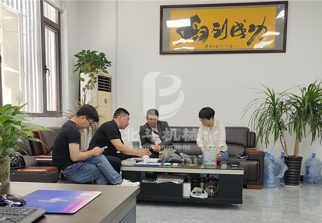 印尼客戶來北斗機械洽談炭化設(shè)備業(yè)務