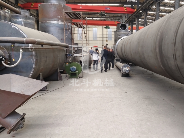 炭化設(shè)備高效節(jié)能,引得客戶來(lái)考察